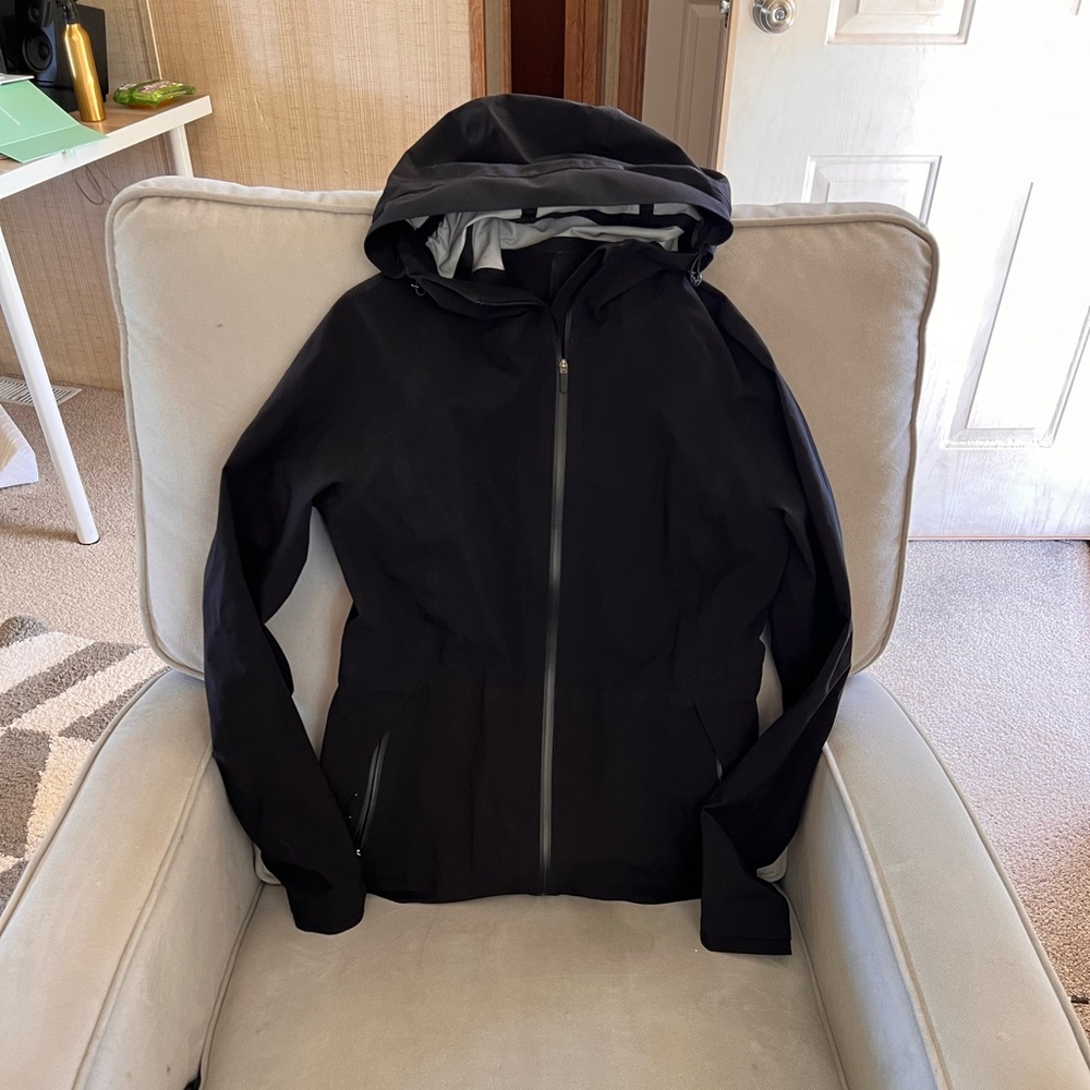 Lululemon black windbreaker size 6